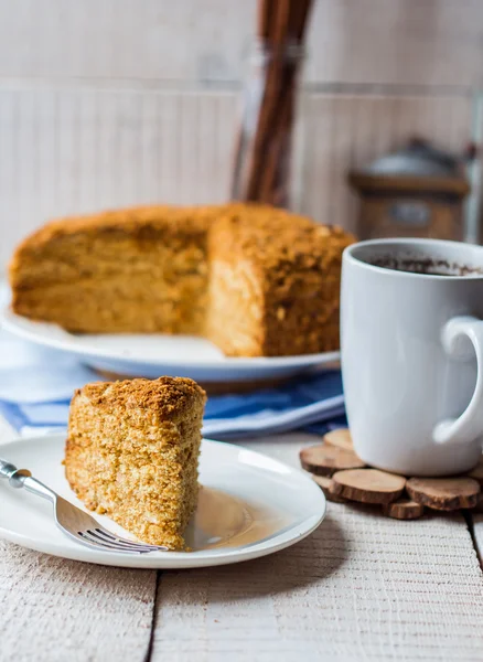 En bit av honung kaka med gräddfil och nötter — Stockfoto