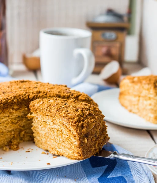 Pastel de miel con crema impregnación de tortas cortas, postre dulce —  Fotos de Stock