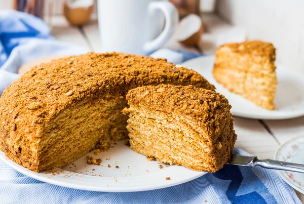 Pastel de miel con crema impregnación de tortas cortas, postre dulce —  Fotos de Stock