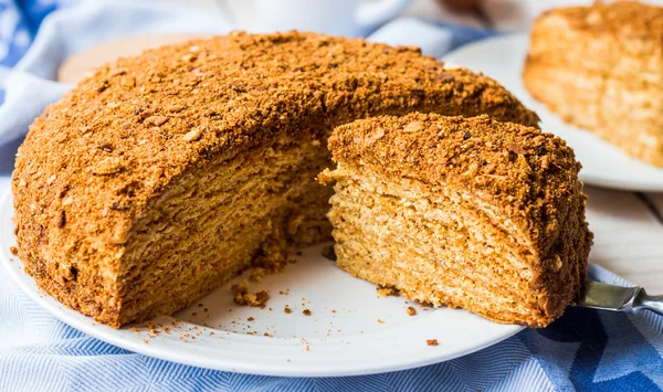 Медовий торт з просоченням вершків, солодкий десерт — стокове фото