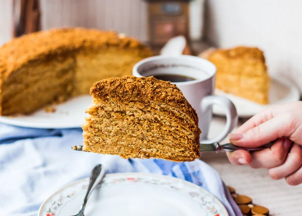 Ciasto miód z krem shortcakes impregnacji, słodki deser — Zdjęcie stockowe