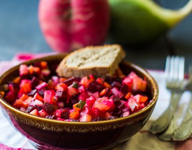 sebze salatası, salata ve ekmek tabağı glinanoy