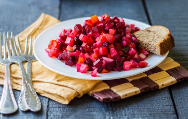sebze salatası, salata ve ekmek tabağı glinanoy