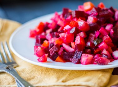 sebze salatası, salata ve ekmek tabağı glinanoy