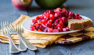 sebze salatası, salata ve ekmek tabağı glinanoy