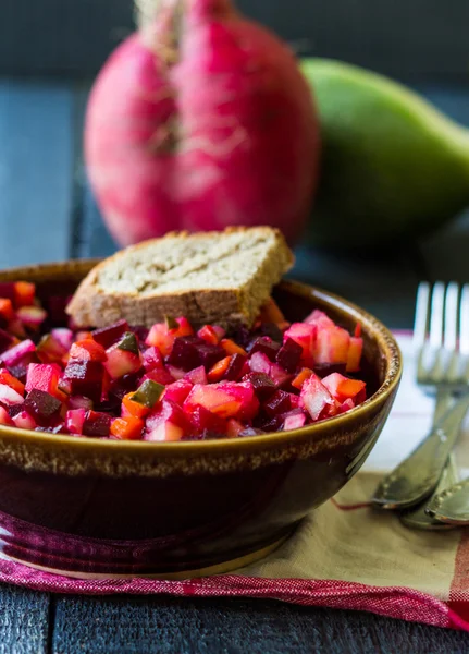 Vegetable salad, vinaigrette and bread plate glinanoy — Stock Photo, Image