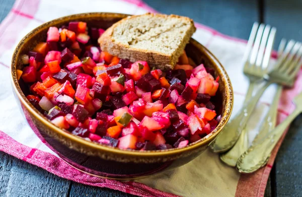 Овощной салат, винегрет и хлеб глинаной — стоковое фото