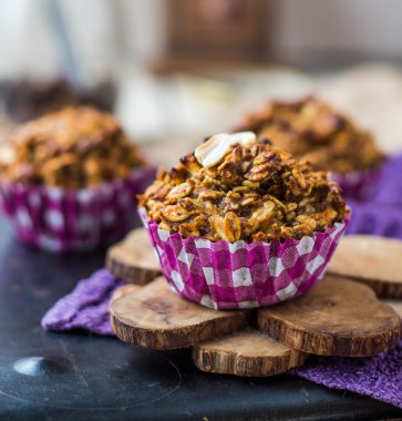 vegan yulaf kek kurutulmuş meyve ve fındık ile