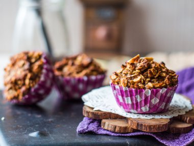 vegan yulaf kek kurutulmuş meyve ve fındık ile