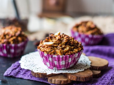 vegan yulaf kek kurutulmuş meyve ve fındık ile