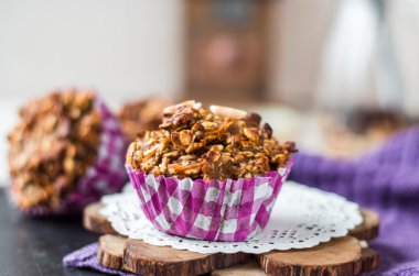 vegan yulaf kek kurutulmuş meyve ve fındık ile