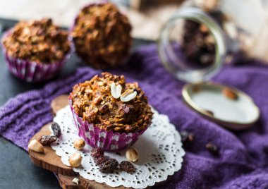 vegan kek ile kuru üzüm ve fındık ile yulaf gevreği