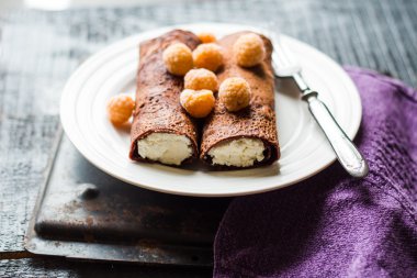 süzme peynir ve b ile yoğunlaştırılmış süt ile çikolatalı kek