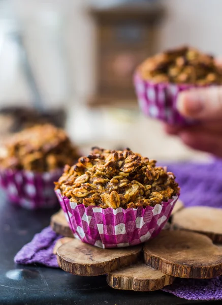 Muffin oat vegan dengan buah kering dan kacang-kacangan — Stok Foto