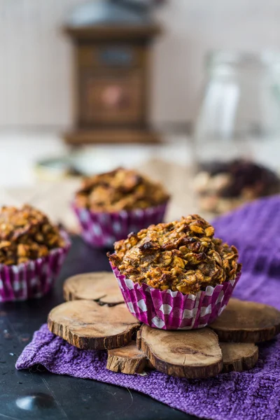 Vegan yulaf kek kurutulmuş meyve ve fındık ile — Stok fotoğraf