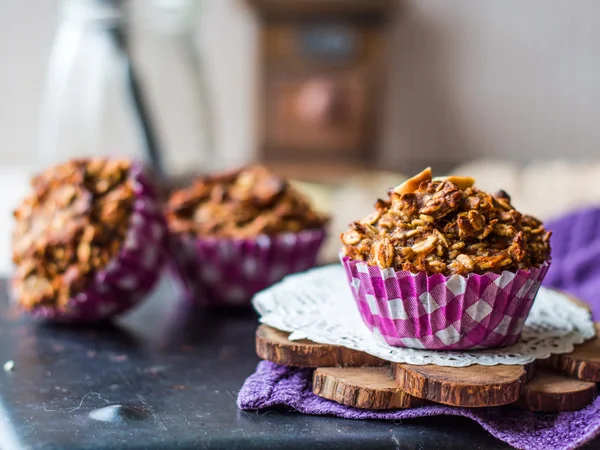 Muffins d'avoine végétaliens aux fruits secs et aux noix — Photo