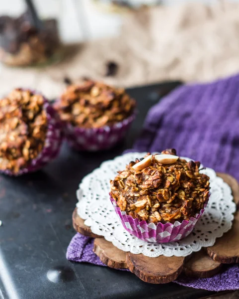Vegán zab muffin, szárított gyümölcsök és diófélék — Stock Fotó