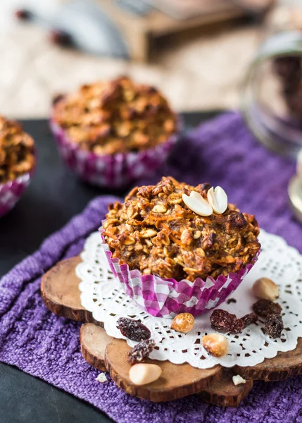 Muffin oat dengan buah kering dan kacang-kacangan — Stok Foto