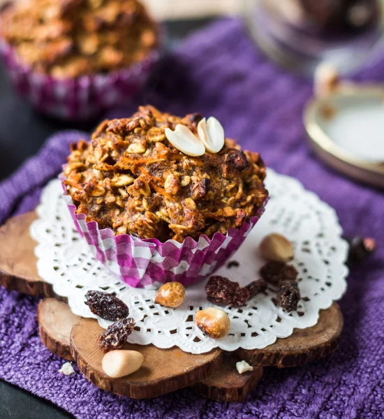 Muffins végétaliens aux flocons d'avoine aux raisins secs et aux noix — Photo