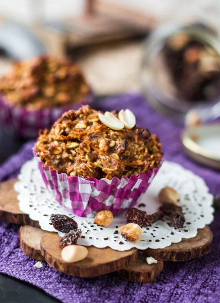 Muffin vegan dengan serpih oat dengan kismis dan kacang — Stok Foto