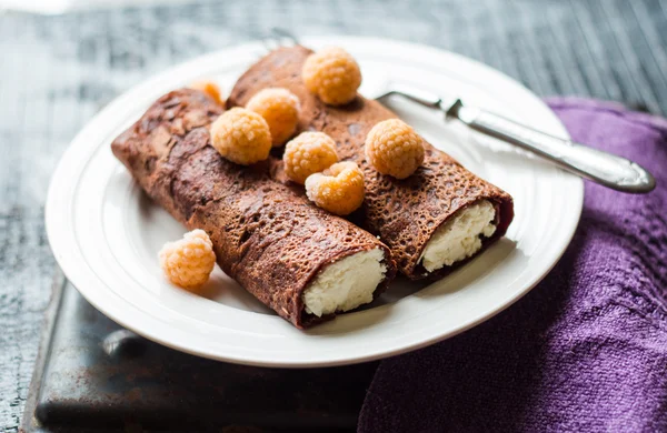 Schokoladen-Pfannkuchen mit Quark und Kondensmilch mit B — Stockfoto