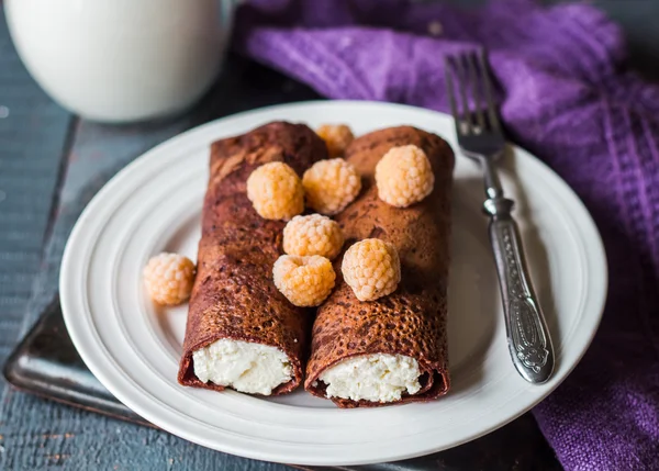 Panquecas de chocolate com queijo cottage e bagas — Fotografia de Stock