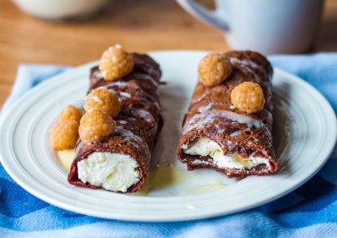 süzme peynir ve yoğunlaştırılmış süt, br ile Çikolatalı pankek yemek