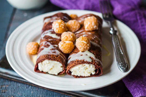 Crêpes au chocolat avec fromage cottage et lait condensé avec b — Photo