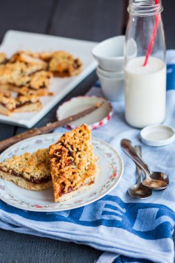 Portakal reçeli ve süt ile kısa pasta pasta