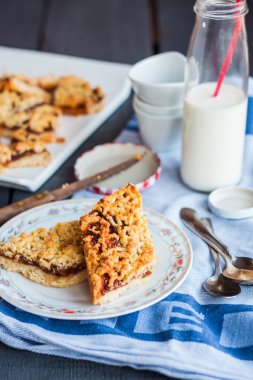 Portakal reçeli ve süt ile kısa pasta pasta