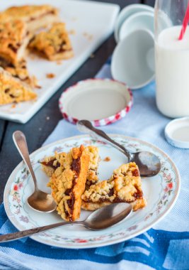 dilim kek shortcrust pasta portakal reçelli üzerinde 