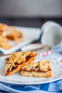 Portakal reçeli ve süt ile kısa pasta pasta