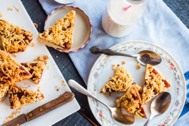 tatlı pasta portakal reçelli kısa pasta üzerinde parçaları
