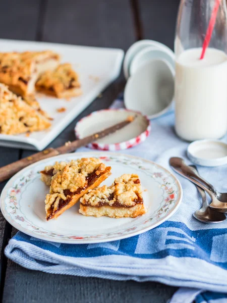 Tarte dans la pâtisserie courte avec confiture d'orange et lait — Photo