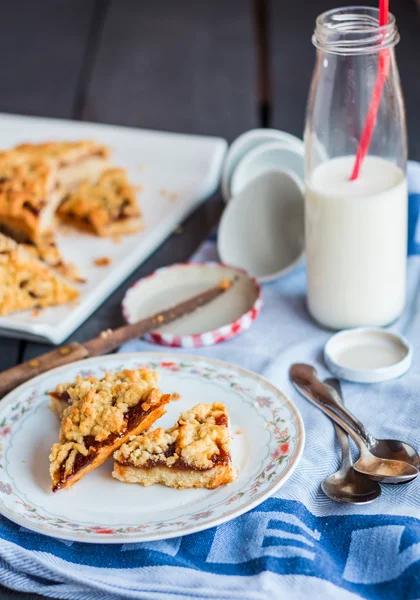 Portakal reçeli ve süt ile kısa pasta pasta