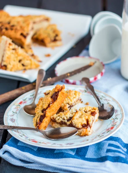 Partes de bolo em uma massa de shortcrust com engarrafamento de laranja — Fotografia de Stock