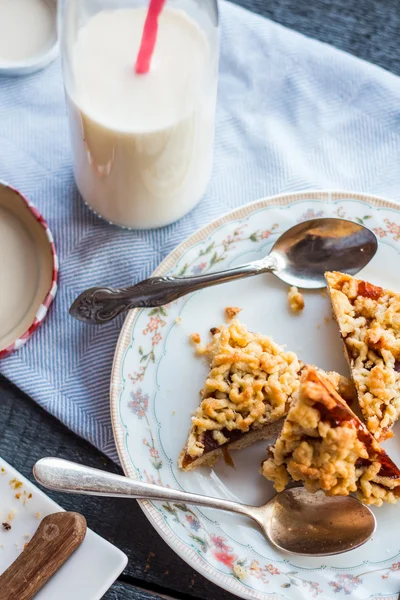 Süße Kuchenstücke auf Mürbeteig mit Orangenmarmelade — Stockfoto