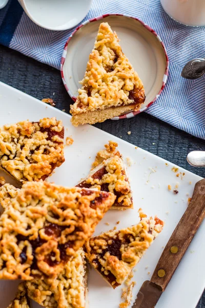 Pezzi di torta dolce su pasta frolla con marmellata di arance — Foto Stock