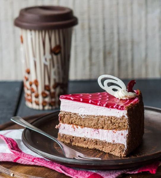 Cake with chocolate sponge cake, berry mousse and cherry jelly — Stock Photo, Image