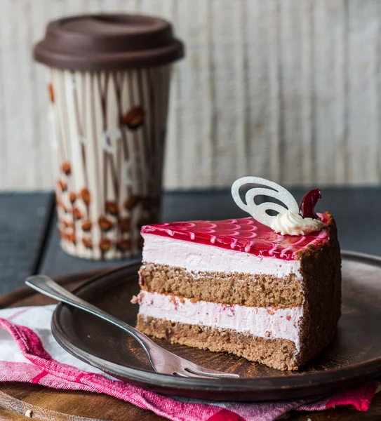 Cake met chocolade spons cake, berry mousse en cherry gelei — Stockfoto