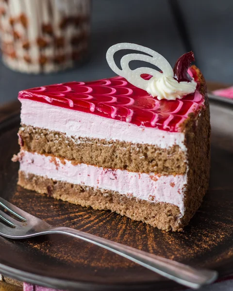 Kue dengan coklat sponge cake, berry mousse dan cherry jelly — Stok Foto