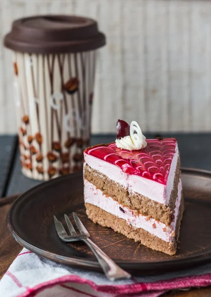 Cake met chocolade spons cake, berry mousse en cherry gelei — Stockfoto