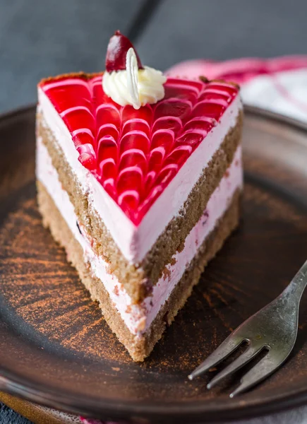 Tårta med choklad sockerkaka, bär mousse och körsbär gelé — Stockfoto