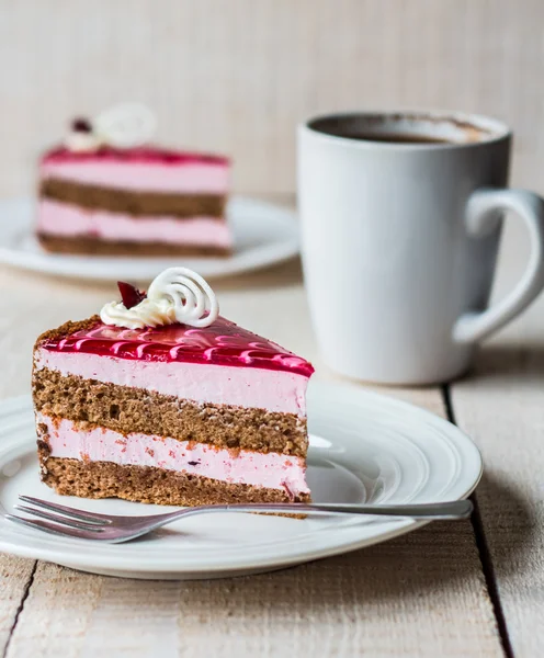 Cake with chocolate sponge cake, berry mousse and cherry jelly — Stock Photo, Image