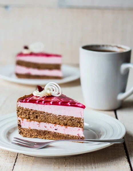 Cake with chocolate sponge cake, berry mousse and cherry jelly — Stock Photo, Image