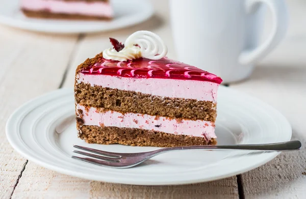 Pedaço de bolo com um biscoito de chocolate, mousse de baga e geléia — Fotografia de Stock