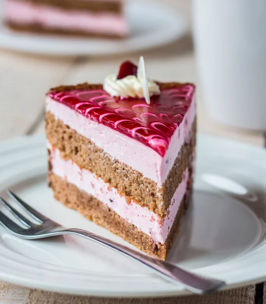 Pedaço de bolo com um biscoito de chocolate, mousse de baga e geléia — Fotografia de Stock