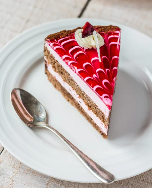 Eitje met spons taart, crème berry mousse en gelei — Stockfoto