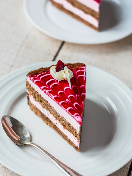 Eitje met spons taart, crème berry mousse en gelei — Stockfoto