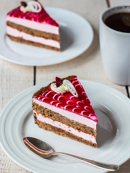 Кусочек торта с бисквитом, суфле из сливочной ягоды и желе — стоковое фото